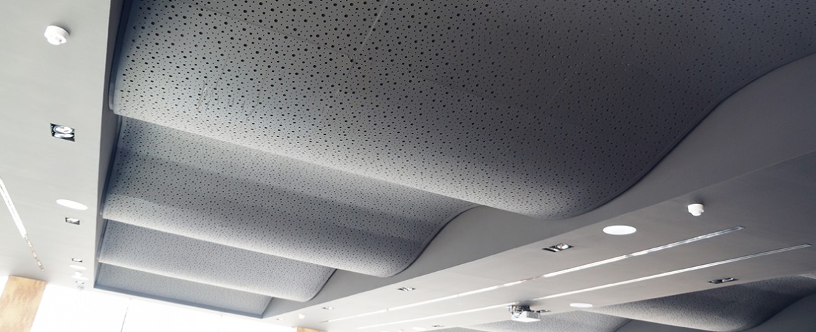 Techo con placas onduladas en el Complejo de Ocio Helios en Zaragoza por Tabiques y Techos R.