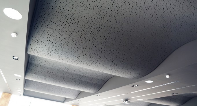 Techo con placas onduladas en el Complejo de Ocio Helios en Zaragoza por Tabiques y Techos R.