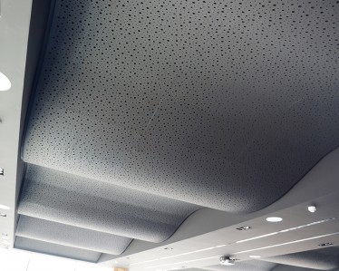 Techo con placas onduladas en el Complejo de Ocio Helios en Zaragoza por Tabiques y Techos R.