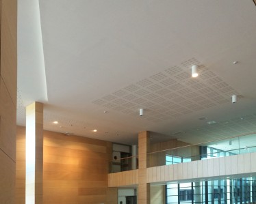 Hospital Uribe Kosta por Tabiques y Techos R.