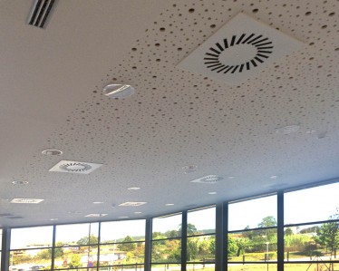 Hospital Uribe Kosta por Tabiques y Techos R.