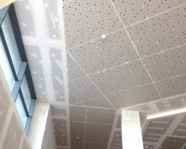 Hospital Uribe Kosta por Tabiques y Techos R.