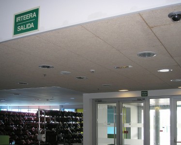 Complejo Deportivo Buesa Arena por Tabiques y Techos R.