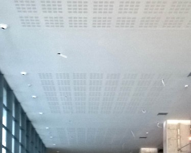 Hospital Uribe Kosta por Tabiques y Techos R.