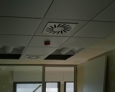 Hospital Uribe Kosta por Tabiques y Techos R.