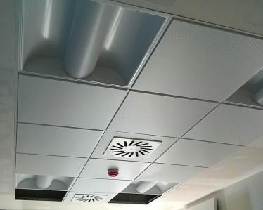 Hospital Uribe Kosta por Tabiques y Techos R.